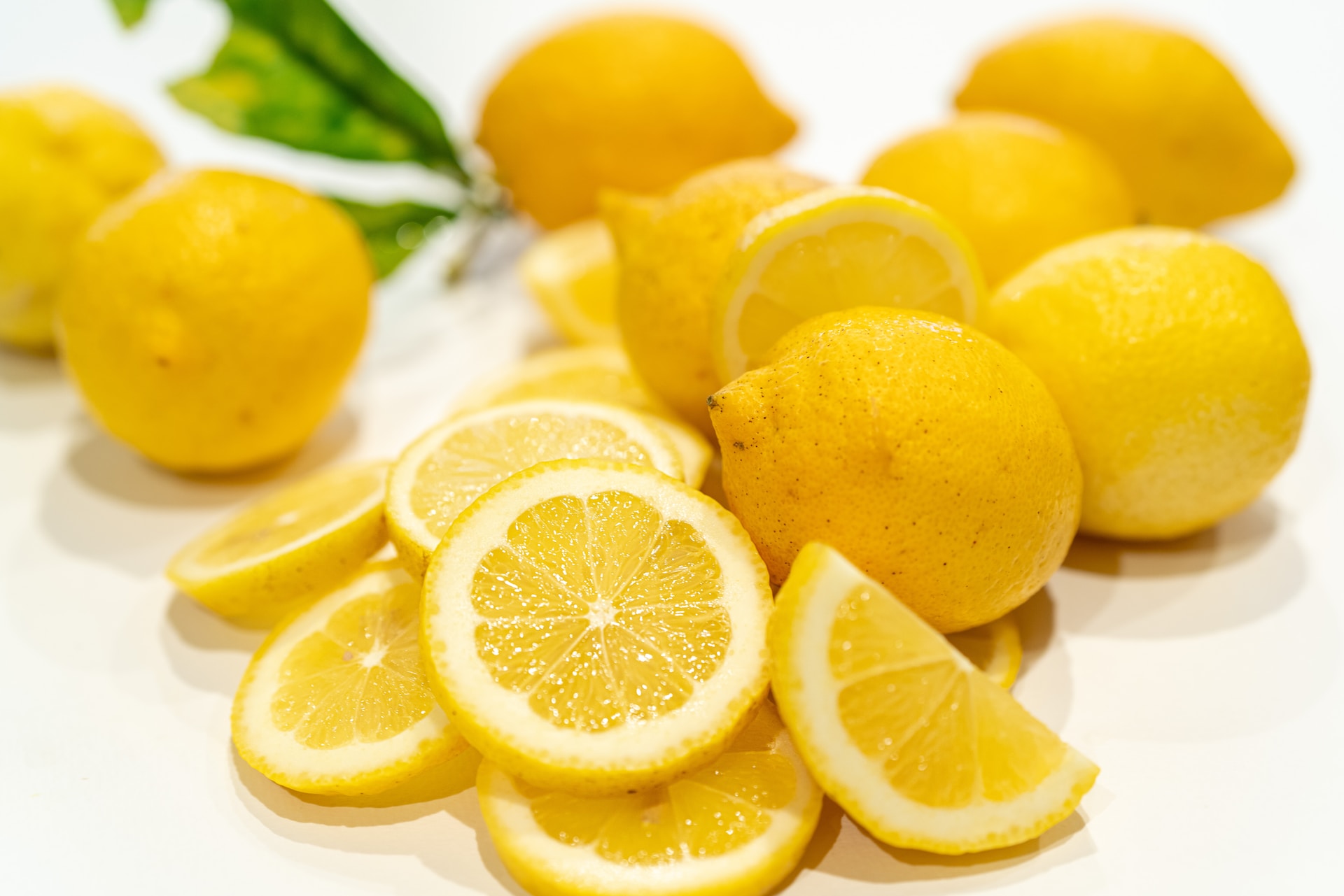 Benefici di acqua e limone al mattino
